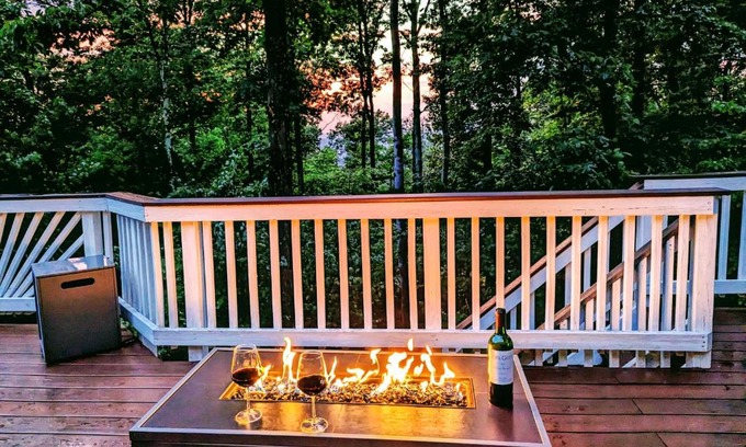 Kabletown House | Mountain Getaway - 7 beds, 2 King - Large Common Area