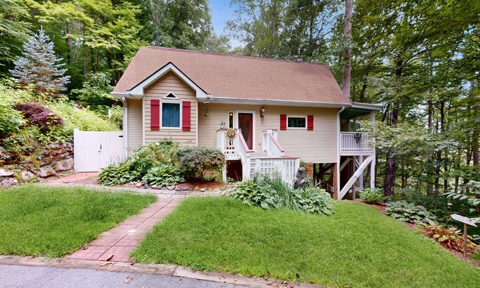 Cullowhee House | Mountain home dog friendly getaway, perfect for exploring