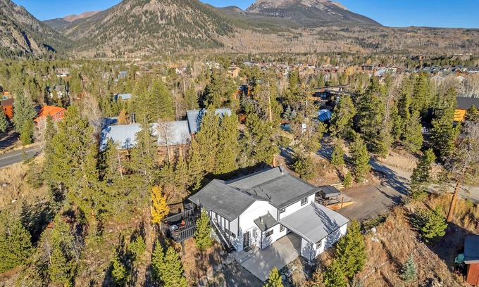 Frisco House | ⛷️Mountain Home☀️ Hot Tub ⛰️Walk to Downtown Frisco✨$Zero Cleaning & Pet Fees