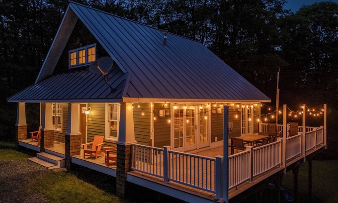 West Dover House | Mountain House Minutes to Mt. Snow - Fireplace - Game Room - Firepit - Bunk Room