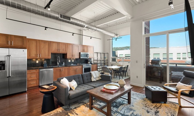 Basalt Condo | Mountain Modern | Deck, Gym, Fireplace, A/C