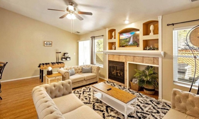 Ponderosa Trails House | Mountain Retreat! ~King Bed w/Memory Foam ~Fireplace ~Game Table