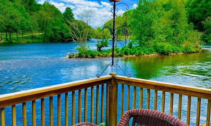 Bryson City Cabin | MOUNTAIN RIVER BREEZE