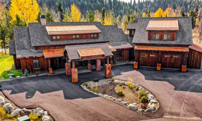 McCall Cabin | Mountain riverfront cabin, family-friendly w/hiking, fishing, fireplace, & WiFi