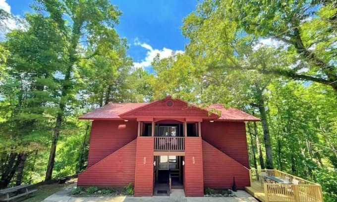 Bryson City Apartment | MOUNTAIN SUITE on the 2nd floor of a 2story Duplex