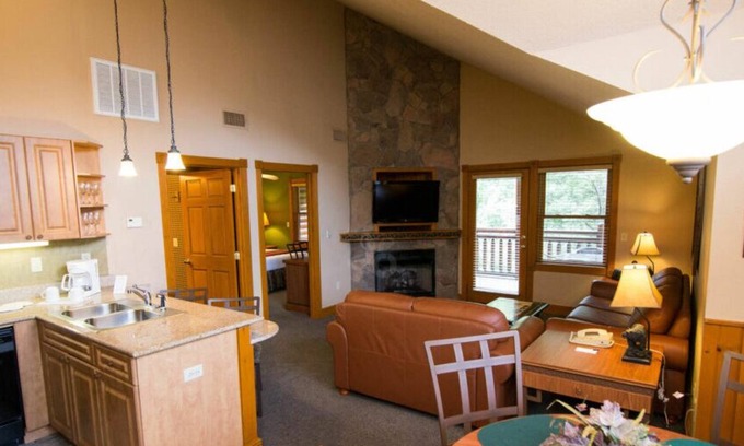 Gatlinburg Resort | Mountain Top Resort w/Waterpark/WiFi/Fireplace/Kitchen over looking Gatlinburg
