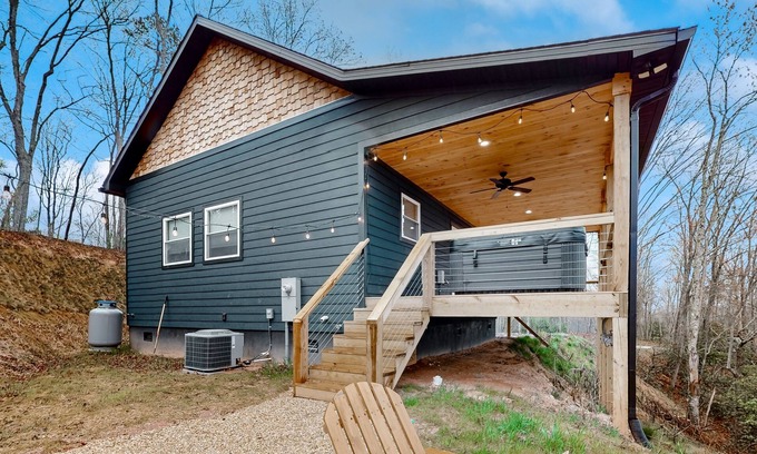 Cherokee Cabin | Mountain-view cabin with a hot tub, gas fireplace, & washer/dryer - dog-friendly