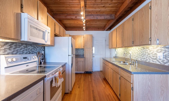 Denver Ski Chalet | Mountain view chalet-15 minutes to Plattekill and Belleayre