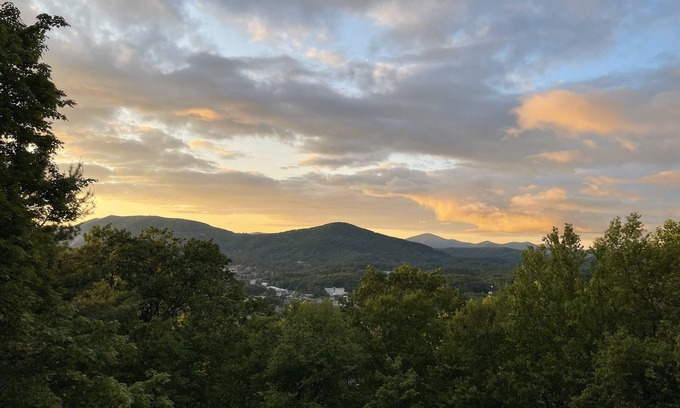 Boone Ski Chalet | Mountain View Chalet in Boone -10 min. to ASU & Downtown; Pet-Friendly