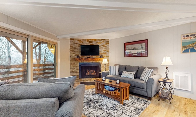 Sugar Mountain Condo | Mountain-view condo with large covered balcony, fireplace, & washer/dryer