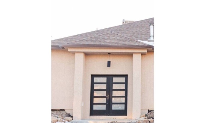Montrose House | Mountain View Escape - Quiet but Near Everything!