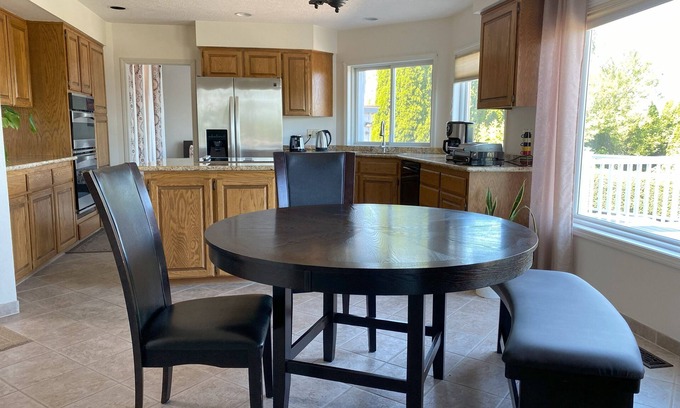 Beaverton House | Mountain View home close to hiking trails, city and main attractions.
