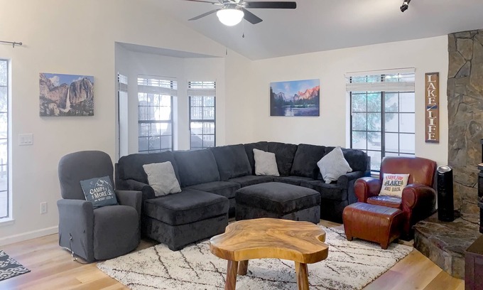 Groveland House | Mountain view house with game room, WiFi, AC, shared pool, and athletic courts