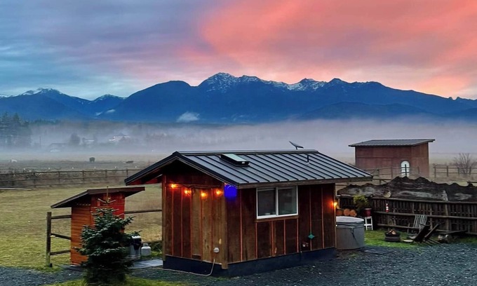Port Angeles Apartment | Mountain-View Tiny Cabin Retreat HOT TUB-Sauna