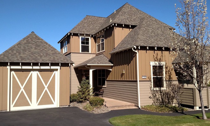Redmond House | Mountain Views, Desert Skies, Passes to our 3 Sport centers w/private HOTTUB!