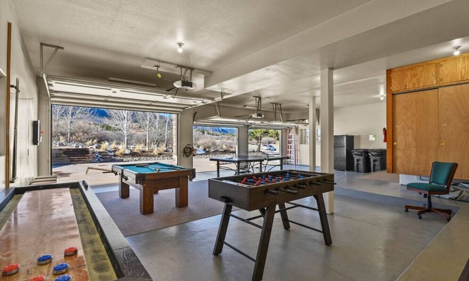 Monument House | Mountain Views | Hot Tub | Two Game Rooms