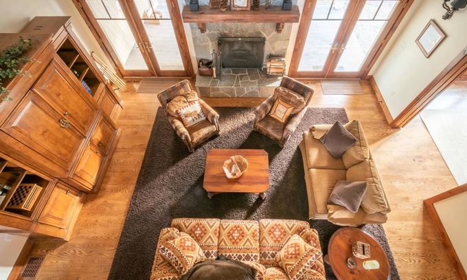 West Dover House | Mountain Views in Prime Location Near Mount Snow-Carinthia Lift & Lodge. Hot Tub