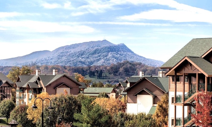 Sevierville House | Mountains, Heated Pools, Sauna - Close to Dollywood!