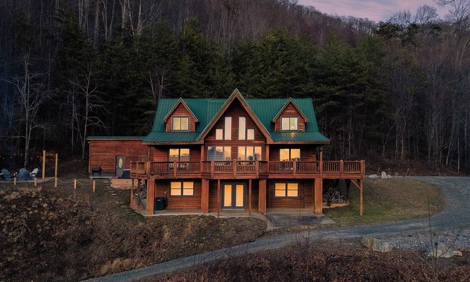 Canton Cabin | Mountaintop Cabin - Hot Tub + Game Room + Fire Pit