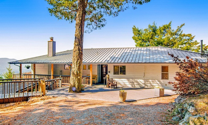 Eastsound House | Mountaintop escape with stunning water views, private sauna & foosball