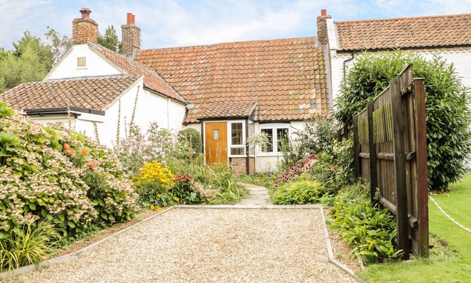 Clenchwarton Cottage | MRS DALE'S COTTAGE, character holiday cottage in Clenchwarton