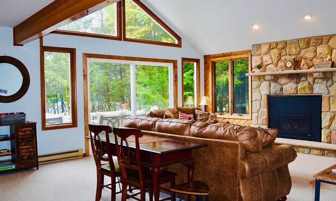 Blakeslee Cottage | ⛷️⛱️⛰️Mt. Maplewood Lake Front❤️Romantic★1BR★HotTub★Fireplace★Games★Dogs+