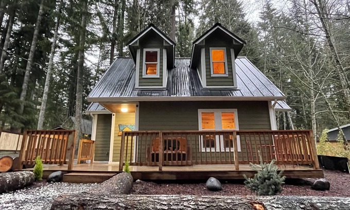 Ashford Cabin | Mt Rainier One Bedroom + Loft Cabin with Hot Tub
