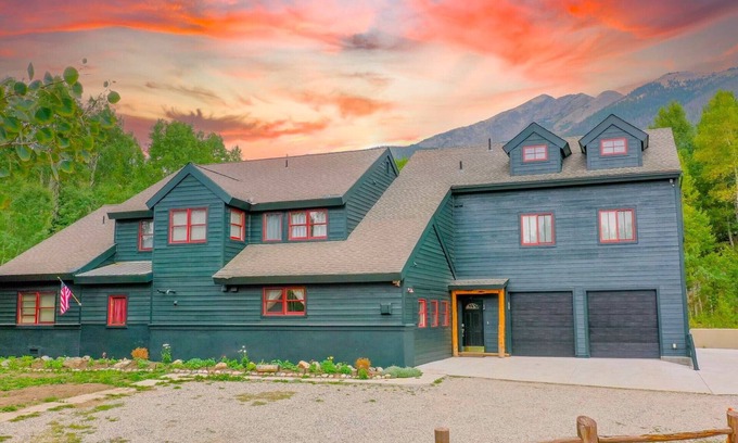 Frisco Ski Chalet | Mtn Meadow Lodge, Hot Tub - Hike, Ski, Play!