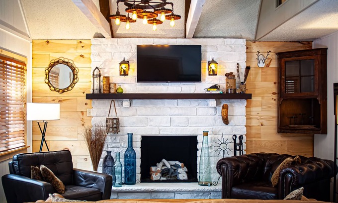Albrightsville Cabin | Mtn Modern Couples Retreat PetFriendly;FencedYard;Lake;Beach;Pool;JimThorpe;Ski