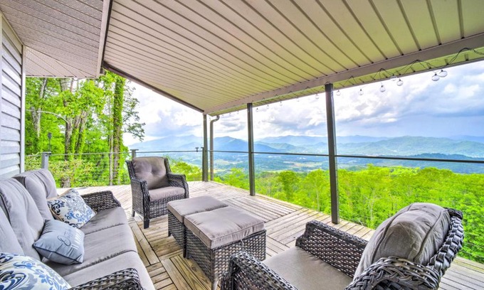 Waynesville House | Mtn Treehouse with Fire Pit, Breathtaking Views