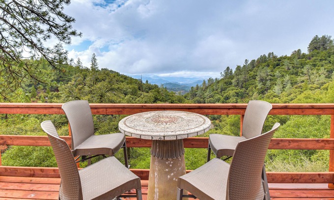 Coulterville House | Mtn-View Coulter Escape w/ Rustic Tree Lookout