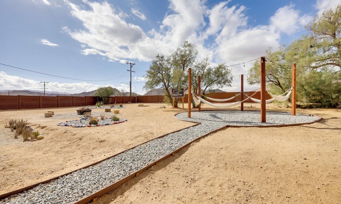 Joshua Tree House | Mtn-View Home ~ 8 Mi to Joshua Tree Nat’l Park!