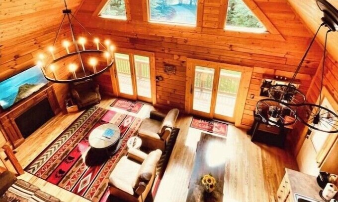 Roseland Cabin | Mtn Views~Fire Pit~King Bed~Lake~Breweries 1 mi!
