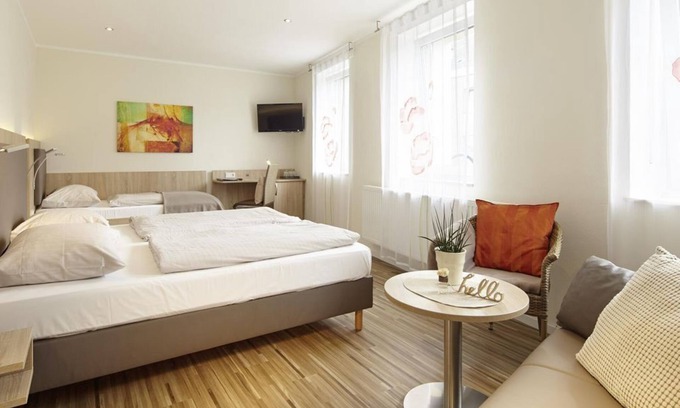 Schweich House | Multi-bed room with shower and WC - Hotel "Zum Stern"