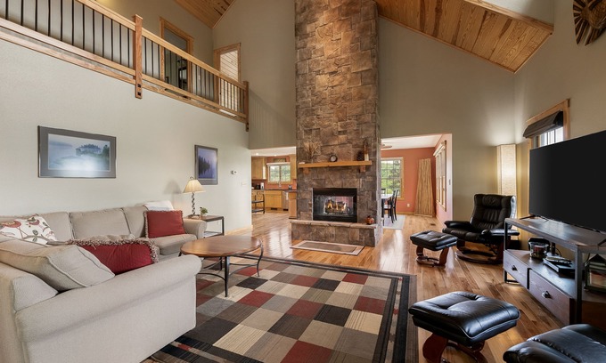 Eureka Springs House | Multi-level home with a game room, washer/dryer, fireplace, deck & central AC