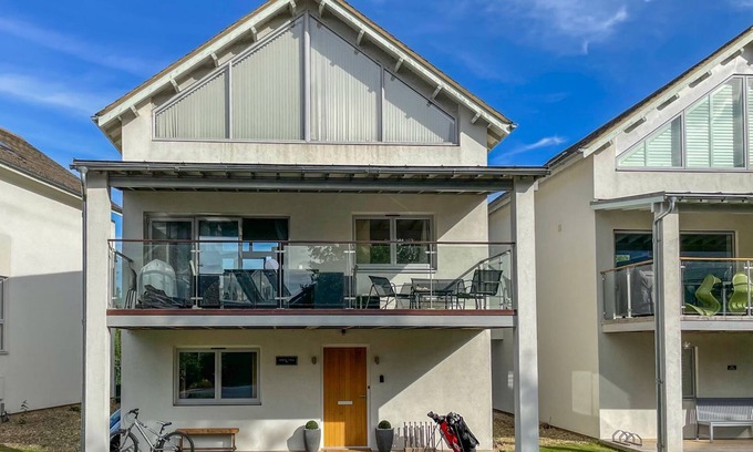 Cirencester Cottage | Muntjac Lodge, Cotswold Water Park, sleeps 10 guests in 5 bedrooms