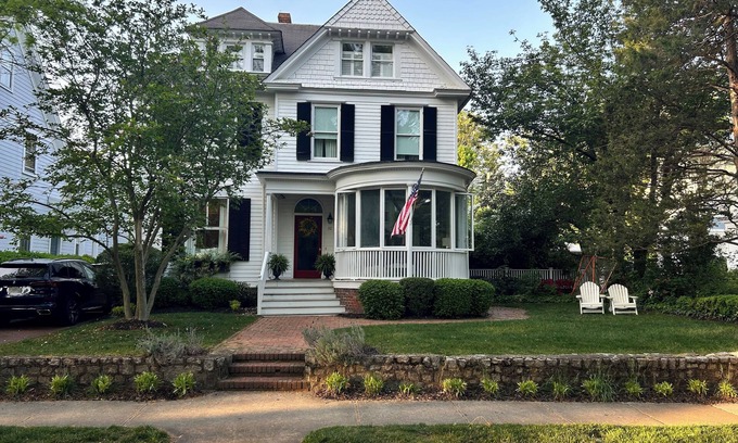 Murray Hill House | Murray Hill beauty with short walk to Main Street