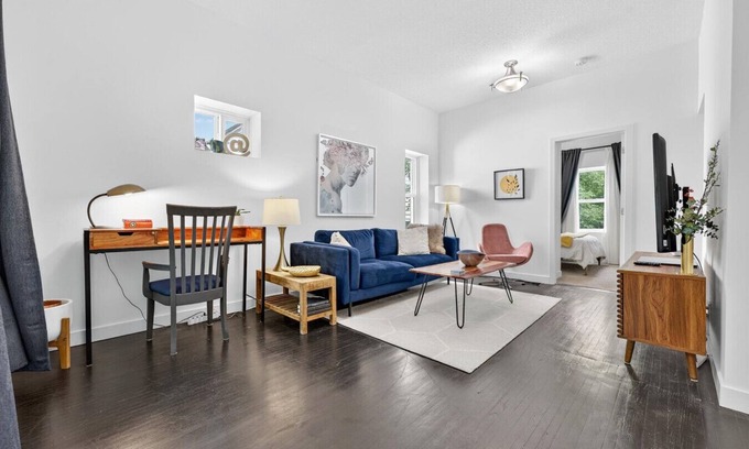 North Central Edmonton Apartment | Muse House | Walk to Stadium | 5 min Rogers and DT