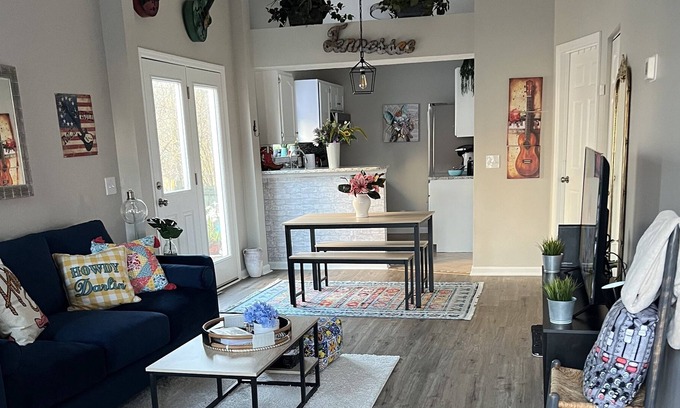 River Glen House | Music theme cutie, in Hip Donelson, 5 min. from world famous Grand Ole Opry.