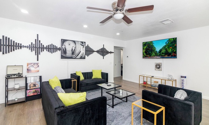 Redlands House | Music themed home, PacMan Arcade, Sleeps 9, BBQ, Fire Pit, Wi-Fi