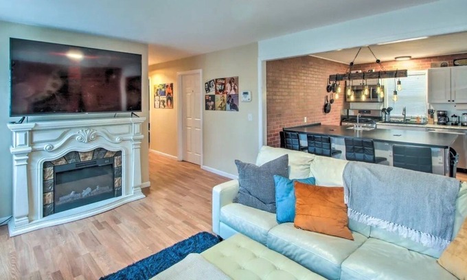 Rosedale House | Music-themed, walking distance to Westport and KU Med!! Circle bed.
