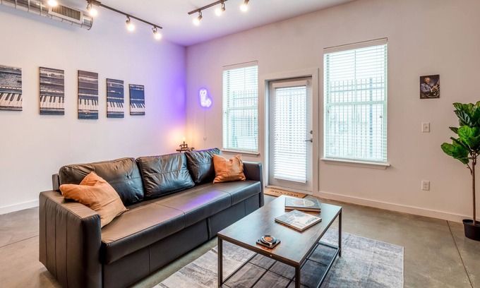 Downtown Memphis Apartment | *Musician's KING SUITE downtown with POOL & GYM*