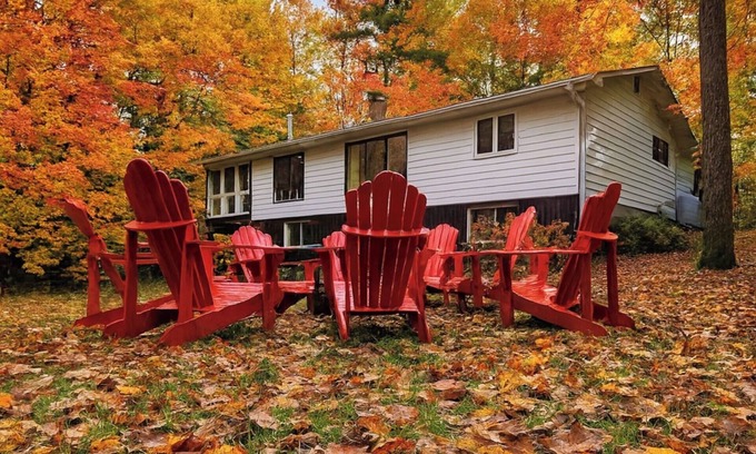 Bracebridge Cottage | Muskoka Mistywoods - 5BR Retreat w/Firepit + BBQ + High Speed Wi-Fi