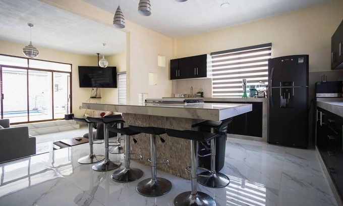 Atlatlahucan House | New Family-Friendly Poolside Escape
