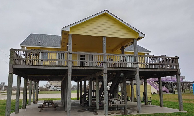 Crystal Beach House | "My Crystal Beach House" -Updates - 2024, WiFi, Pet Friendly, Close to Beach!
