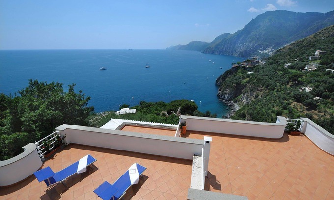 Laurito Villa | My Rental Homes - Villa Valeria with direct access to the beach of Laurito