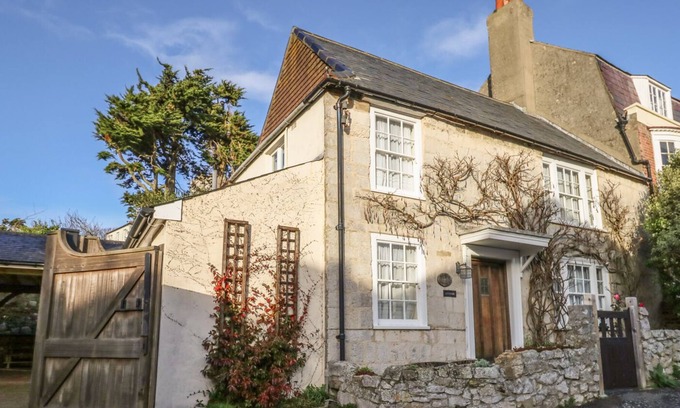 Wyke Regis Cottage | MYRTLE COTTAGE, pet friendly, character holiday cottage in Wyke Regis