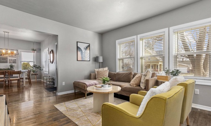 Appleton House | Mysa Home 2- 3bd/2ba downtown Appleton w/firepit