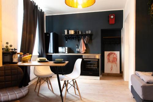 Adenau Apartment | Nürburgring Industrial Design House, großer Garten, BBQ