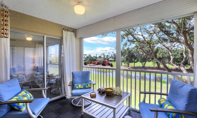 Naples Condo | n Minutes to world class beaches and Marco Island. 3 mi to 5th Ave
